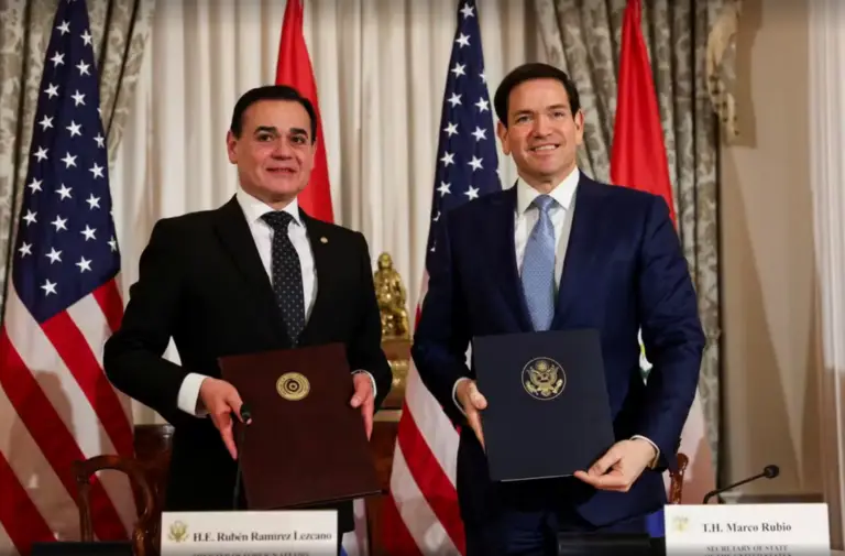 Rúbio e Lezcano assinando acordo