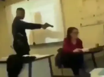 Jovem armado ameaça professora.