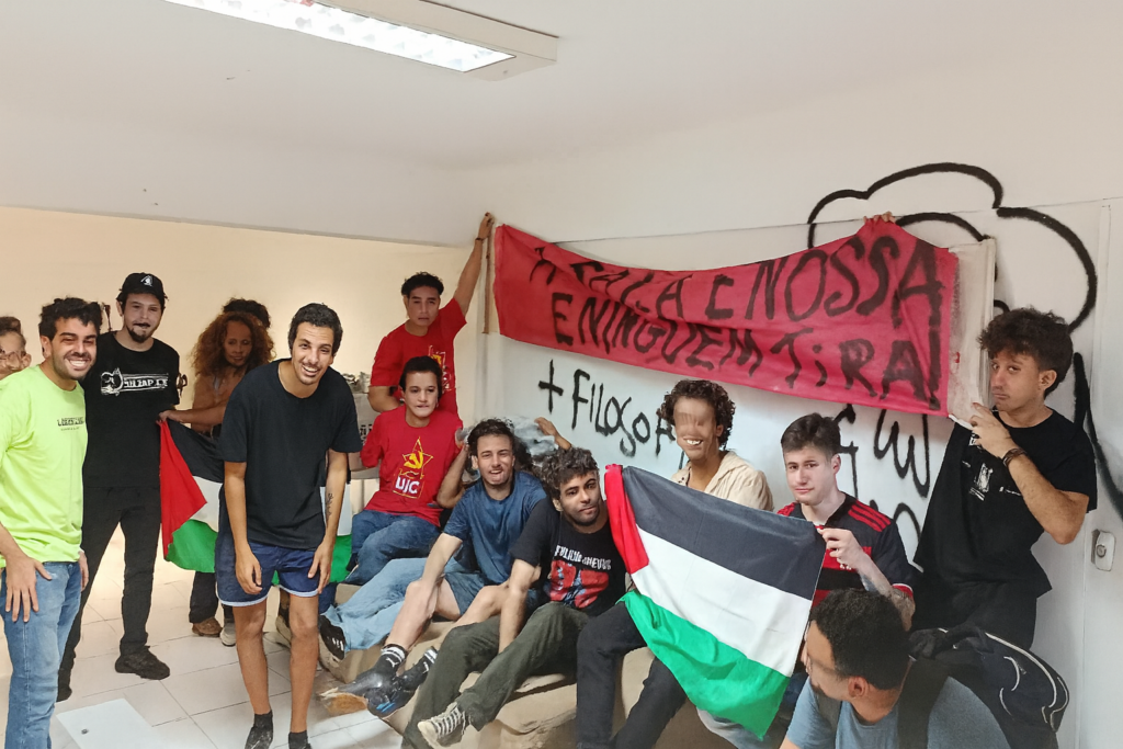 Palestina Teimosa com rostos deformados.