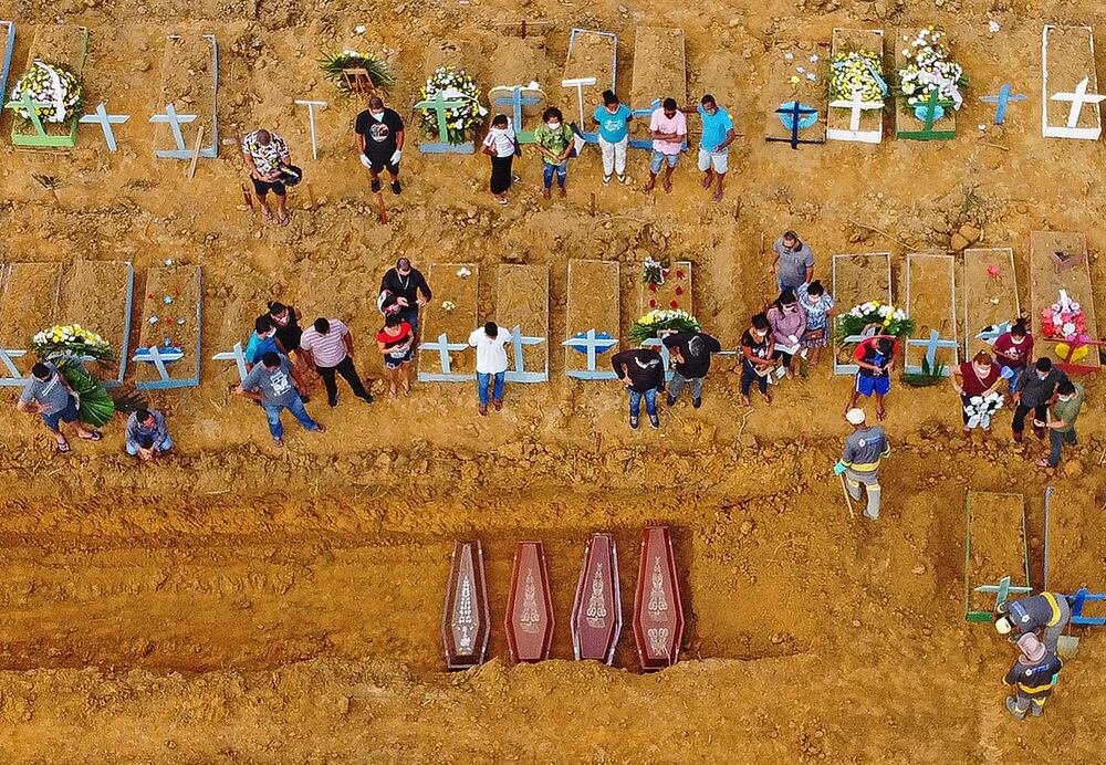 Foto de vala comum em Manaus no período da pandemia de Covid-19. Foto de MICHAEL DANTAS (AFP)